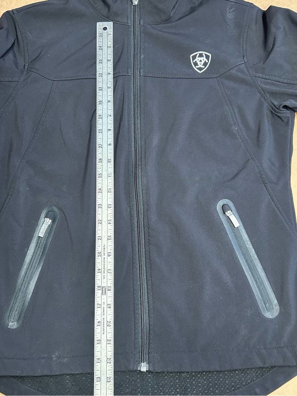 Ariat Black Women’s Black Lightweight Softshell Jacket with Sleeve Logo - Picture 8 of 8